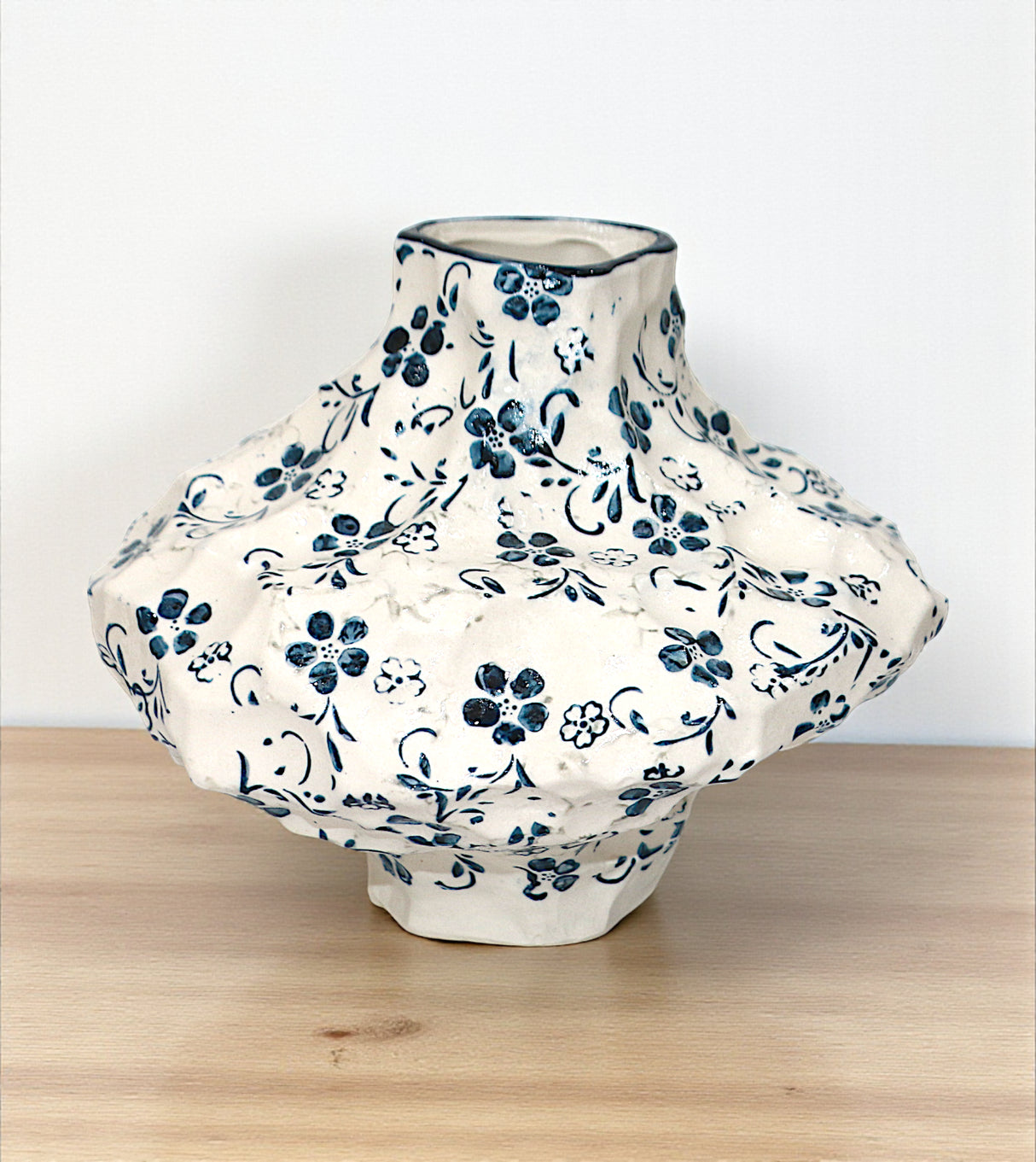 ceramic vase white & blue china 6.3x8